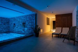 Gornji HumacNono Ban Hotel & Villa的一间带石墙浴缸的浴室