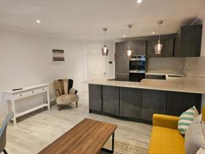 伦敦St Paul's London Apartments的厨房以及带沙发和桌子的客厅。