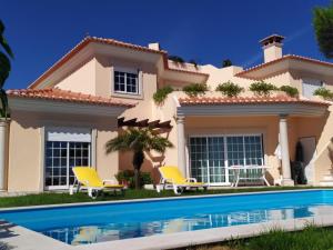 劳林哈Villa Terra da Eira-Sea view的别墅前设有游泳池