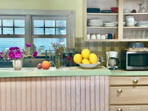 圣路易斯-奥比斯保San Luis Obispo Hostel的厨房在柜台上放一碗水果