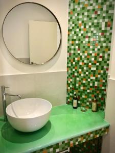 卡斯泰拉马莱COCCIU D’AMURI的一间带碗水槽和镜子的浴室
