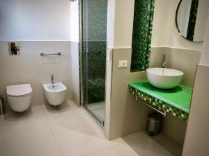 卡斯泰拉马莱COCCIU D’AMURI的一间带水槽、卫生间和淋浴的浴室