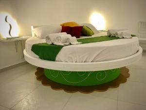 卡斯泰拉马莱COCCIU D’AMURI的一张大床,带毛巾在房间内