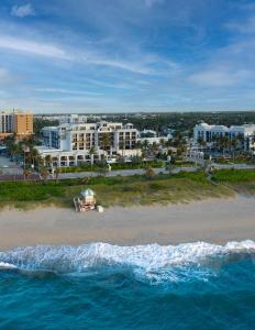 德尔雷比奇Opal Grand Oceanfront Resort & Spa的享有海滩的空中景色,设有建筑和海洋