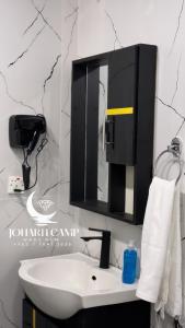 瓦迪拉姆RUM JOHARH lUXURY CAMP的浴室设有白色水槽和镜子