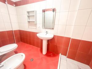 都拉斯LunaSol seaside Apartments的浴室配有白色卫生间和盥洗盆。