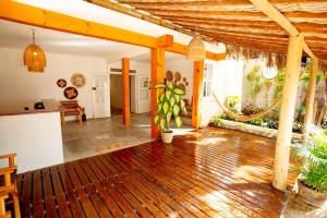 杰里科科拉Pousada Nativa Jeri的客厅铺有木地板,设有木制天花板。
