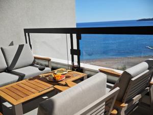 布德瓦Invictus Hotel的一个带桌椅的海景阳台