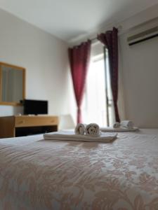 Frascineto夸德日弗里奥旅馆的酒店客房,配有带两条毛巾的床