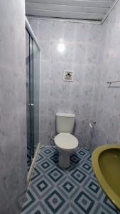 普拉亚多Pousada Du’Forte的浴室配有卫生间、淋浴和盥洗盆。