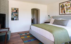 佩索罗伯斯River Lodge Paso的一间卧室配有一张床和一台平面电视