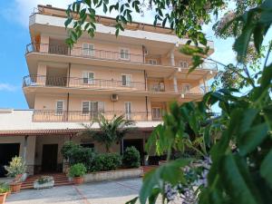 Frascineto夸德日弗里奥旅馆的公寓大楼设有阳台和植物