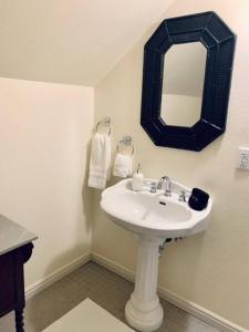 卡纳布The Founders Suite at The Historic Kanab Inn的浴室设有白色水槽和镜子