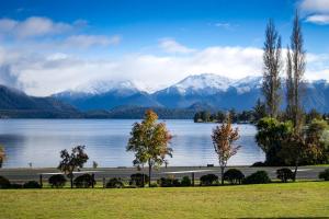 蒂阿瑙Te Anau Lakeview Holiday Park & Motels的享有以山脉为背景的湖泊美景