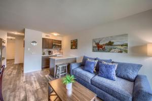 新布朗费尔斯Grandmas River Haus RRC A108的一间带蓝色沙发的客厅和一间厨房