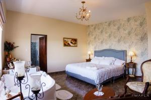 波帕扬CASA LOMA HOTEL BOUTIQUE & TERRAZA GASTRO的一间卧室配有一张床和一个吊灯