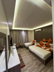 亚喀巴Sky Hotel的酒店客房设有两张床和电视。