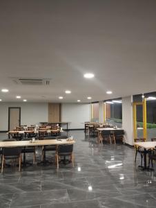 PelitliBurç Otel的一个空的教室,里面摆放着桌椅