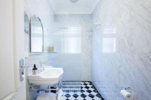 悉尼Cosy Federation Apartment Kirribilli 4 Bedroom的白色的浴室设有水槽和卫生间。