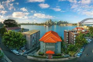 悉尼Cosy Federation Apartment Kirribilli 4 Bedroom的享有河流和建筑的城市空中景致