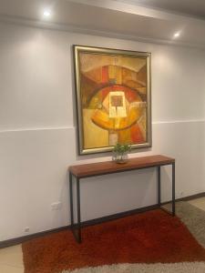 基多Hospedaje en Quito Norte, Apartamento & Suite independientes的挂在墙上的画,桌子