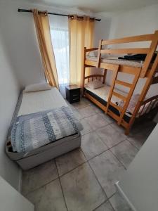 科金博Cabañas Herradura Oriente的一间带两张双层床的卧室,铺有瓷砖地板。