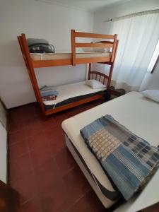科金博Cabañas Herradura Oriente的一间卧室配有两张双层床和镜子