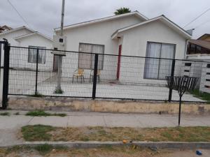 科金博Cabañas Herradura Oriente的白色房子前面的围栏