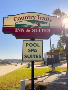 LanesboroCountry Trails Inn &Suites的乡村步道标志旅馆及套房