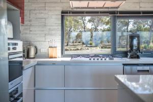斯旺西Searene - Freycinet Holiday Houses的白色的厨房设有水槽和窗户