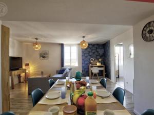 圣加尔米耶Appartement Saint-Galmier, 3 pièces, 4 personnes - FR-1-496-276的用餐室以及带桌椅的起居室。