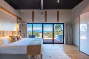 斯旺西Searene - Freycinet Holiday Houses的一间卧室设有一张大床和一个大窗户