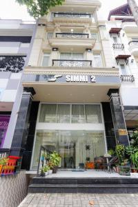 胡志明市Simmi 2 Hotel & Apartment的前面有标志的建筑