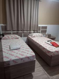 圣保罗Hotel Ferrari的卧室内两张并排的床