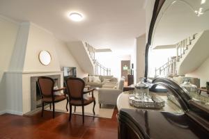 蓬塔德尔加达Casa Cecilia Meireles的客厅配有椅子和壁炉