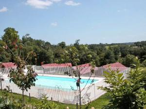 Verneuil-sur-ViennePeyroux的享有带树木的游泳池的景色