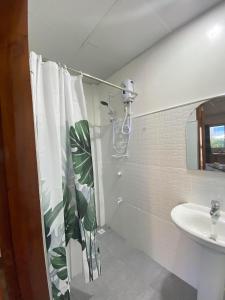 邦劳Buona Vita resort的浴室配有淋浴帘和盥洗盆。