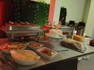 伊塔帕里卡Pousada Villa do Mar的自助餐,在柜台上提供多种不同类型的食物