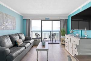 默特尔比奇Oceanfront Oasis的客厅配有沙发和桌子