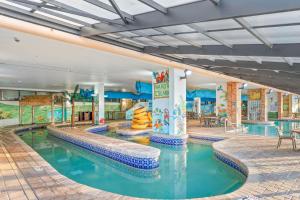 默特尔比奇Oceanfront Oasis的一座带水上公园的酒店游泳池