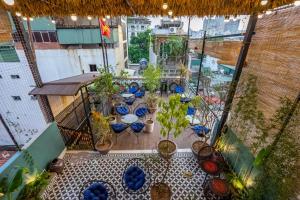 河内Hanoi Ben's Apartment and Hotel的阳台配有桌子和盆栽植物