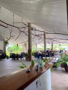 邦劳Buona Vita resort的餐厅设有酒吧,天花板上挂有树枝