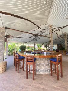 邦劳Buona Vita resort的露台的遮阳伞下的桌椅