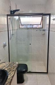 卡波布里奥Locação Temporada Cabo Frio RJ.的浴室设有玻璃淋浴间和卫生间