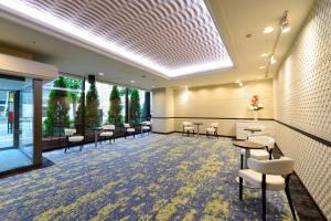 东京东京银座首都酒店茜馆(Ginza Capital Hotel Akane)的一间设有桌椅和窗户的等候室