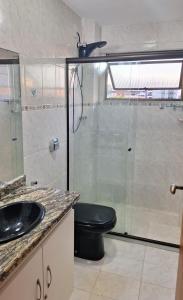 卡波布里奥Locação Temporada Cabo Frio RJ.的一间带卫生间和玻璃淋浴间的浴室