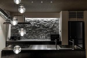 京都HOTEL MASTAY jingumichi的厨房设有水槽和砖墙