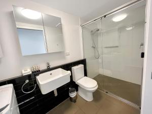 布里斯班Direct Collective - Pavilion and Governor on Brookes的一间带水槽、卫生间和淋浴的浴室