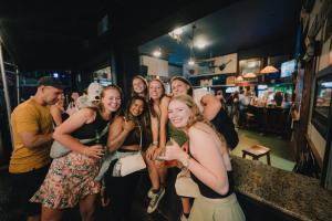 希洛Howzit Hostels Hawaii的一群人在酒吧里拍照