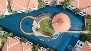 暹粒梅莫瑞度假酒店及Spa的大楼游泳池的顶部景色